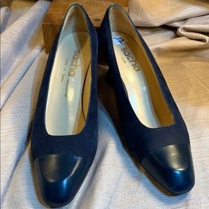 Sasha London leather classic leather heels GUC